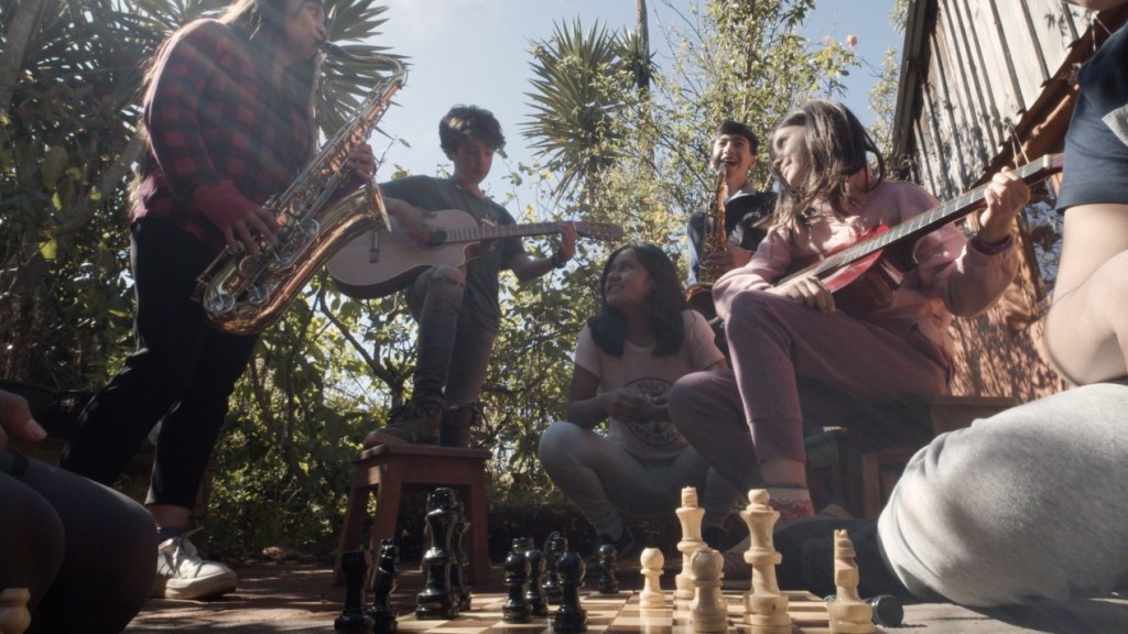 adolescentes tocando música