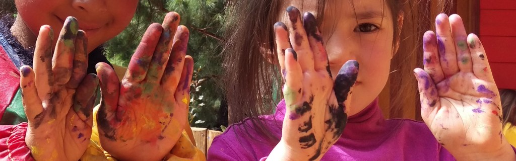 foto niñas manos con pintura